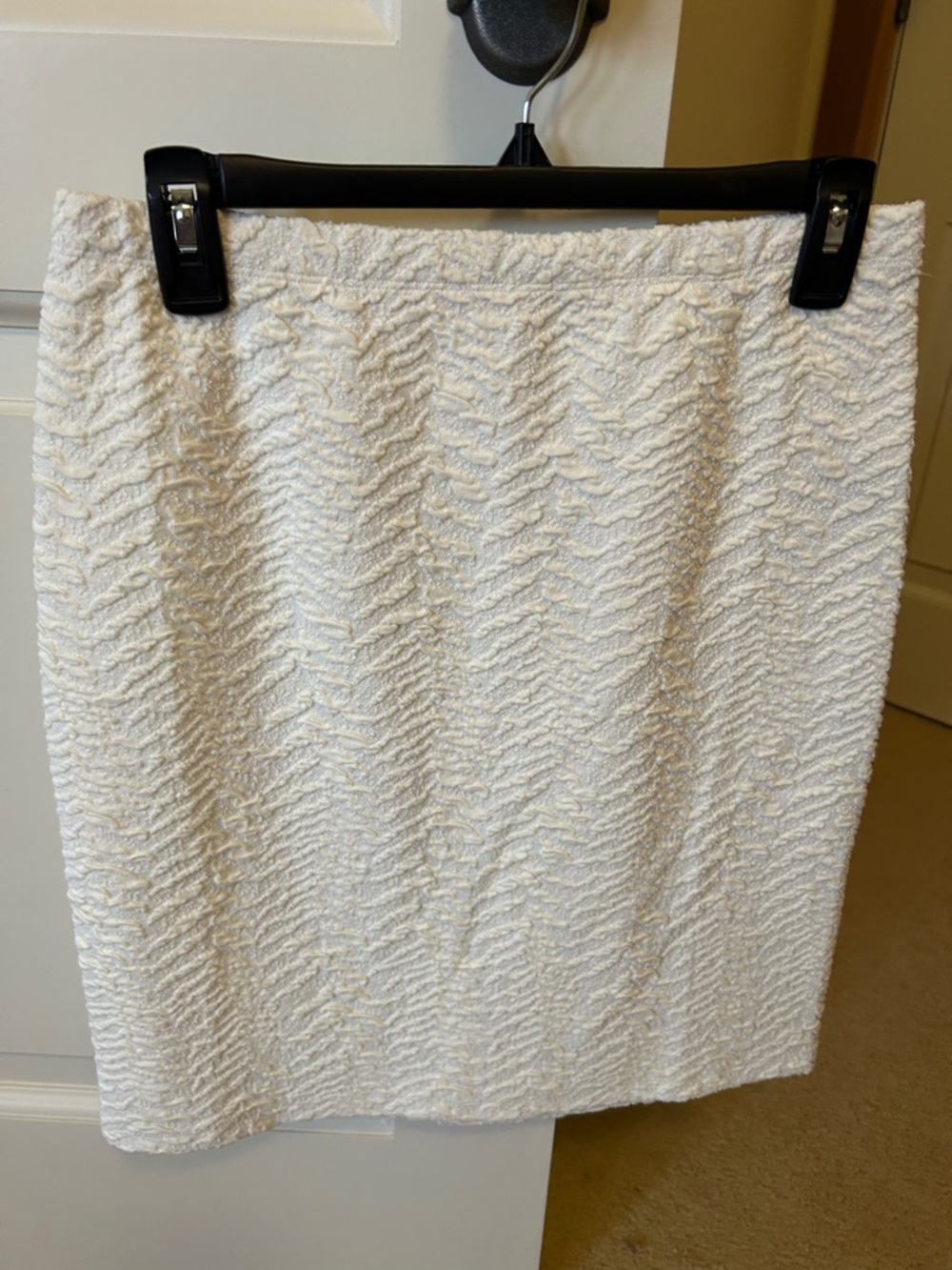 Last Chance J McLaughlin Elegant White Textured Pencil Skirt leaving soon